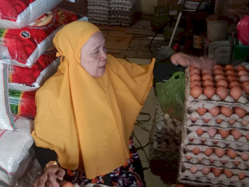 Intang (62), pedagang beras dan telur di Pasar Pa'baeng-baeng, Kota Makassar, saat ditemui wartawan, Senin (26/2/2024). @Jejakfakta/Samsir