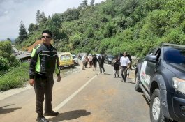 Hindari Penumpukan Kendaraan, Ditlantas Polda Sulsel Kerahkan 100 Personel ke Lokasi Longsor di Luwu
