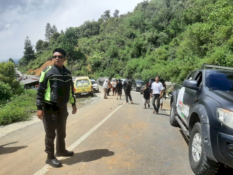 100 personel yang diturunkan itu berasal dari 3 polres yang berbeda, yakni Polres Palopo, Polres Luwu, dan Polres Luwu Utara diterjunkan untuk sterilisasi kendaraan di lokasi bencana, Senin (26/2/2024). @Jejakfakta/dok. Ist.
