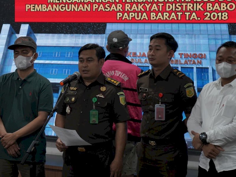 Tim Tabur Kejaksaan Agung RI bersama Tim Tabur Kejati Sulsel dan Kejati Papua Barat berhasil mengamankan buronan berinisial JBB (57) di Kota Makassar, Senin (26/2/2024). @Jejakfakta/dok. Ist.