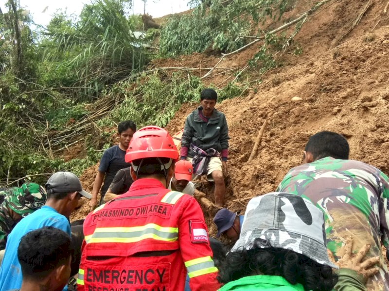 Tim sar gabungan kembali menemukan satu korban bencana longsor kembali ditemukan di titik longsor di Desa Bonglo, Kecamatan Bastem Utara, Kabupaten Luwu, Selasa (27/2/2024). @Jejakfakta/dok. Basarnas 