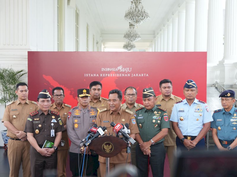 Penjabat Gubernur Sulawesi Selatan (Sulsel), Bahtiar Baharuddin, memberikan keterangan pers usai memaparkan rencana pembangunan Provinsi Sulsel di hadapan Presiden Jokowi, dan sejumlah Menteri Kabinet Indonesia Maju, di Istana Negara, Selasa (27/2/2024). @Jejakfakta/dok. Humas Pemprov Sulsel