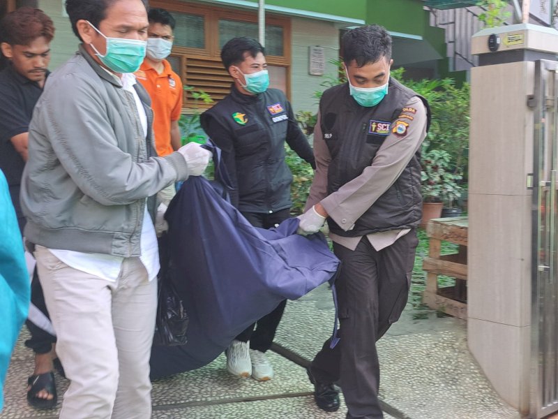 Polisi evakuasi korban yang ditemukan meninggal di di Homestay yang terletak di Jalan Sungai Poso, Kota Makassar, Selasa (27/2/2024). @Jejakfakta/dok. Ist.