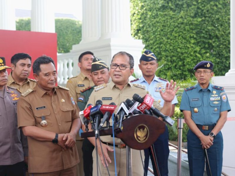Wali Kota Makassar Moh Ramdhan Pomanto bersama empat bupati mendampingi Pj Gubernur Sulawesi Selatan Bahtiar Baharuddin memberikan keterangan usai menemui Presiden Jokowi di Istana Merdeka, Jakarta Pusat, Selasa (27/2/2024). @Jejakfakta/dok. Humas Pemkot Makassar