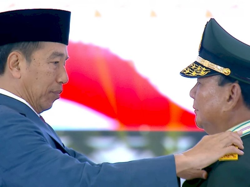 Jokowi dan Prabowo saat penyematan pangkat istimewa di Mabes TNI, Rabu (28/2). Foto: tangkapan layar YouTube Kemhan RI