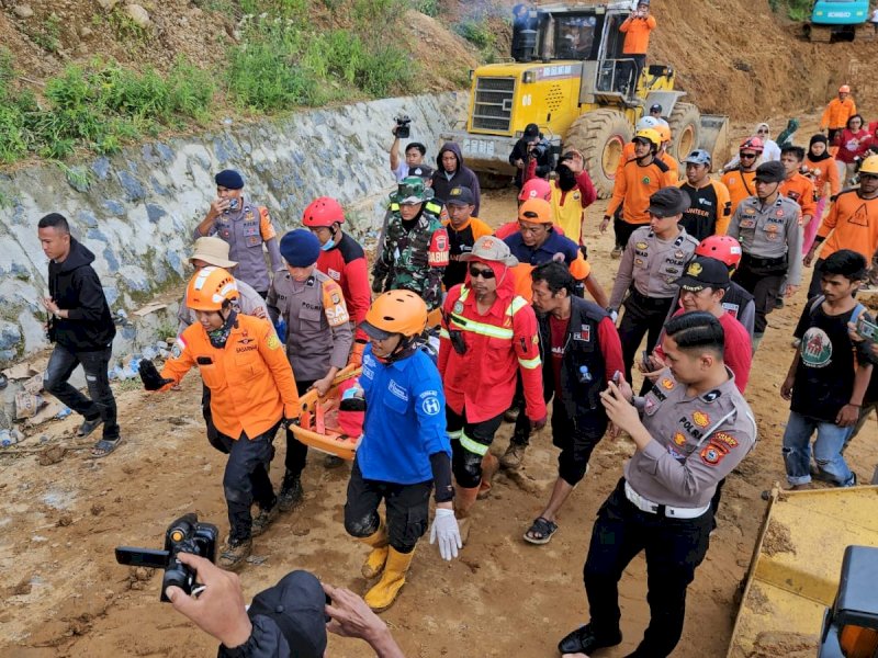 Tim sar gabungan menggunakan tandu saat proses pemindahan korban longsor yang selamat dari Puskesmas Bastem ke RSUD Palopo, Rabu (28/2/2024) siang. @Jejakfakta/Basarnas Makassar