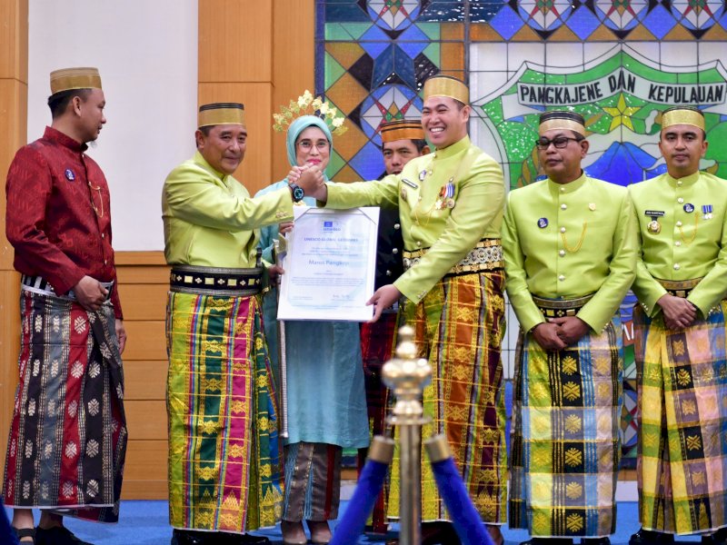 PJ Gubernur Sulawesi Selatan, Bahtiar Baharuddin, menyerahkan berbagai bantuan dan meresmikan sejumlah proyek di Puncak HUT ke-64 Kabupaten Pangkep, Rabu (28/2/2024). @Jejakfakta/dok. Humas Pemprov Sulsel
