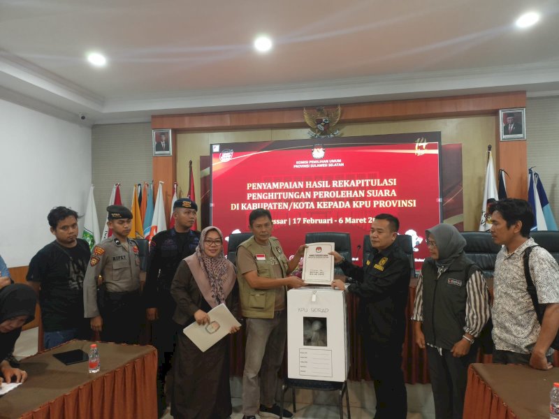 Komisi Pemilihan Umum (KPU) Kabupaten Sidrap menyerahkan hasil rekapitulasi suara ke KPU Sulsel, Rabu (28/2/2024) malam. @Jejakfakta/dok. Ist.