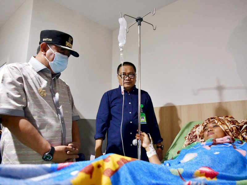 Penjabat Gubernur Sulawesi Selatan, Bahtiar Baharuddin, membesuk korban bencana longsor yang menjalani perawatan di Rumah Sakit Medika Kota Palopo, Kamis (29/2/2024). @Jejakfakta/dok. Humas Pemprov Sulsel