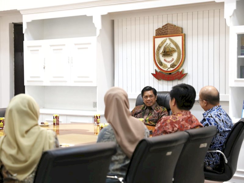  PJ Sekda Kota Makassar, Firman Hamid Pagarra menerima kunjungan Lembaga Penjamin Simpanan (LPS) Pusat di Ruang Kerjanya, Balaikota Makassar, Kamis (29/02/2024). @Jejakfakta/dok. Humas Pemkot Makassar