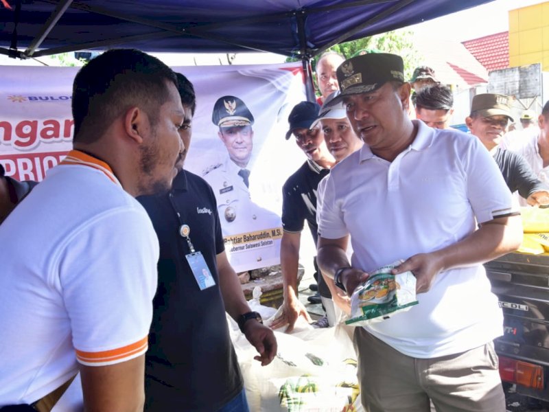  Pj Gubernur Sulsel Bahtiar Baharuddin memantau Gerakan Pangan Murah (GPM) yang berlangsung di Pasar Pagi, Watampone, Jumat pagi (1/3/2024). @Jejakfakta/dok. Humas Pemprov Sulsel