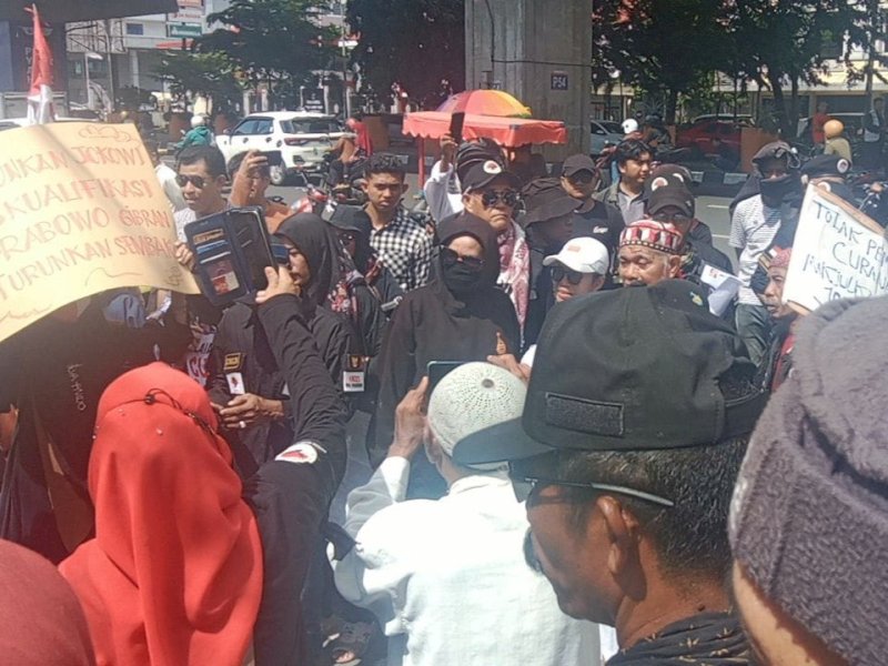 Ratusan massa aksi yang mengatasnamakan Forum Rakyat Sulsel Menggugat berunjuk rasa di depan Kantor KPU Sulawesi Selatan (Sulsel), Jumat (1/3/2024). Mereka menilai Pemilu 2024 ini dinilai terjadi kecurangan. @Jejakfakta/Samsir