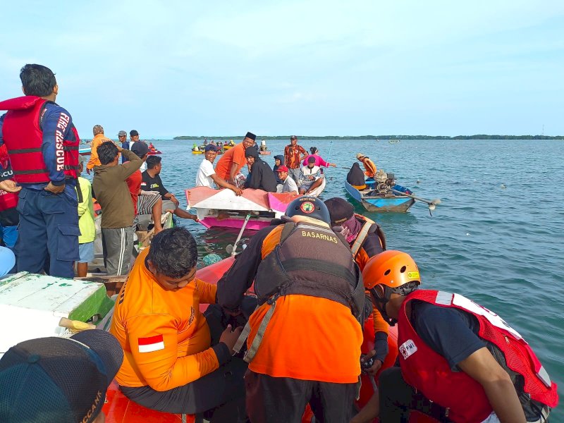 Tim sar gabungan mencari nelayan yang dikabarkan hilang saat sedang mencari ikan sembari melihat rumput laut miliknya di Perairan Ponrang Selatan, Kabupaten Luwu, Jumat (1/3/2024). @Jejakfakta/Foto: Basarnas