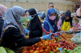DKP Makassar Uji Sampel Pangan Segar di Pasar dan Mall