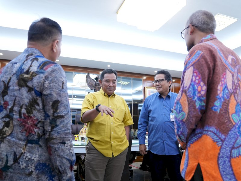 Pj Gubernur Sulsel, Bahtiar Baharuddin, berbincang dengan pejabat dari Bank Indonesia (BI) Perwakilan Sulawesi Selatan (Sulsel). @Jejakfakta/dok. Pemprov Sulsel