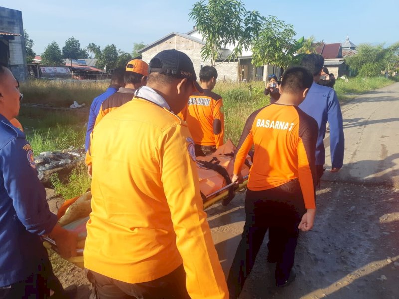 Tim SAR Gabungan yang dikomandoi Unit Siaga Basarnas Palopo mengevakuasi korban meninggal dunia di perairan Ponrang Selatan, Kabupaten Luwu, Sabtu (2/3/2024). @Jejakfakta/dok. Basarnas 