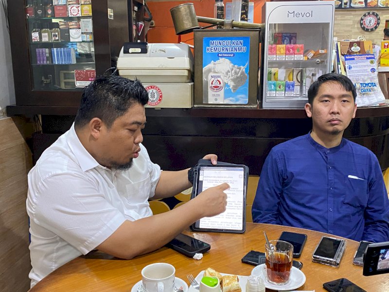 Mantan Direksi PT SCI Perseroda Sulsel  memperlihatkan SK pemberhentian yang ia terima pada Jumat 1 Maret 2024. @Jejakfakta/Atri