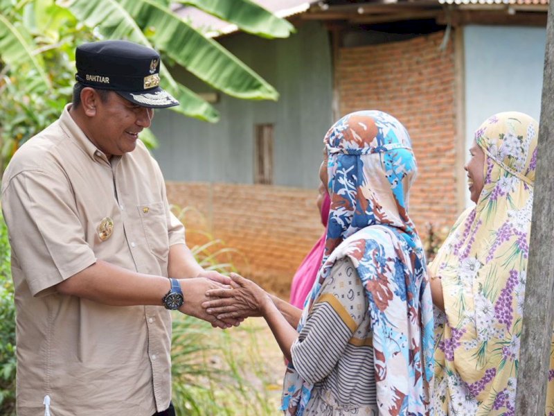Penjabat Gubernur Sulawesi Selatan (Sulsel), Bahtiar Baharuddin menyapa warga. @Jejakfakta/dok. Humas Pemprov Sulsel