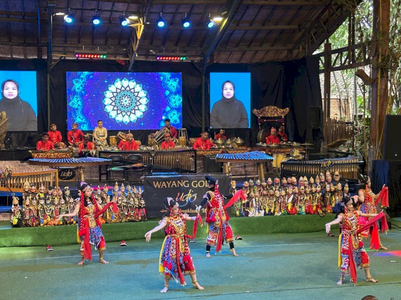 Anak dan orang muda menyampaikan isu kesetaraan gender dengan tari topeng di Kota Bandung. @Jejakfakta/dok. Save the Children Indonesia 