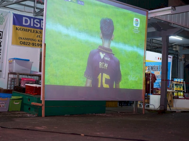 PT Vale Indonesia Tbk (PT Vale) kolaborasi dengan klub sepak bola PSM Makassar melalui program Pemberdayaan Masyarakatnya (PPM) berupaya untuk mengintegrasikan pengembangan ekonomi kreatif lokal, UMKM, dan olahraga di Luwu Timur. @Jejakfakta/dok. Pt Vale