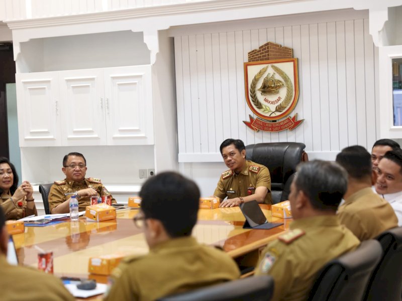 PJ Sekda Kota Makassar, Firman Hamid Pagarra saat memimpin rapat persiapan tindak lanjut perlindungan terhadap pekerja rentan dirangkaian rapat perpanjangan kerjasama BPJAMSOSTEK, di Ruang Rapat Sekda, Balaikota, Senin (4/03/2024). @Jejakfakta/dok. Humas Pemkot Makassar