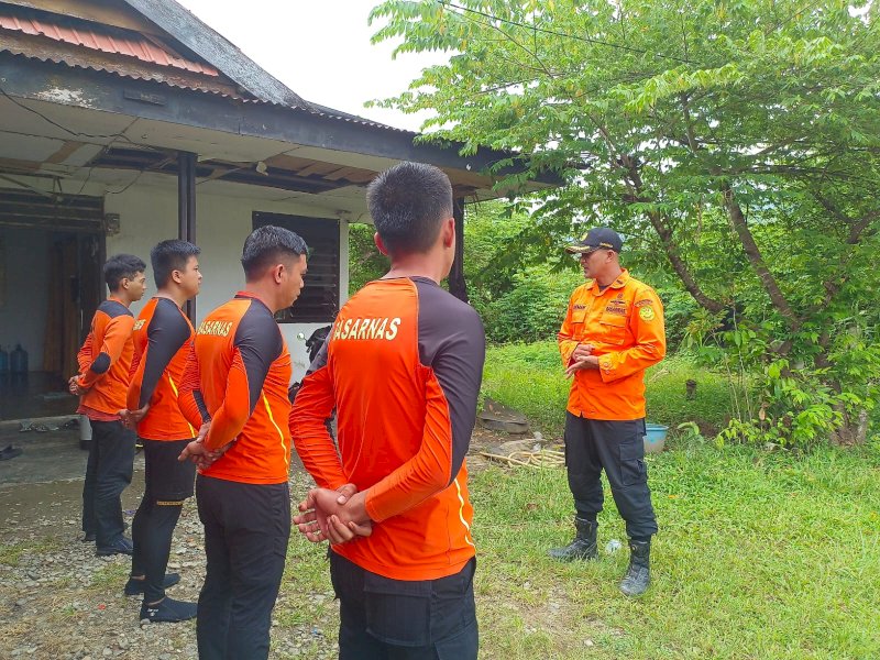 Tim Unit Basarnas Palopo menerjunkan personel untuk mencari dugaan nelayan jatuh dari Kapal Bagang di perairan Ponrang Luwu. @Jejakfakta/dok. Basarnas