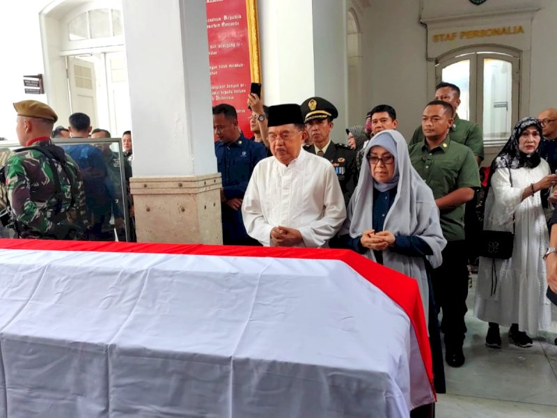 Wakil Presiden RI ke 10 dan 12, Jusuf Kalla (JK) bersama istri melayat almarhum yang disemayamkan di Makodam III/Siliwangi, jalan Aceh, Kota Bandung, Selasa (5/3/2024). @Jejakfakta/Rudi Gunawan