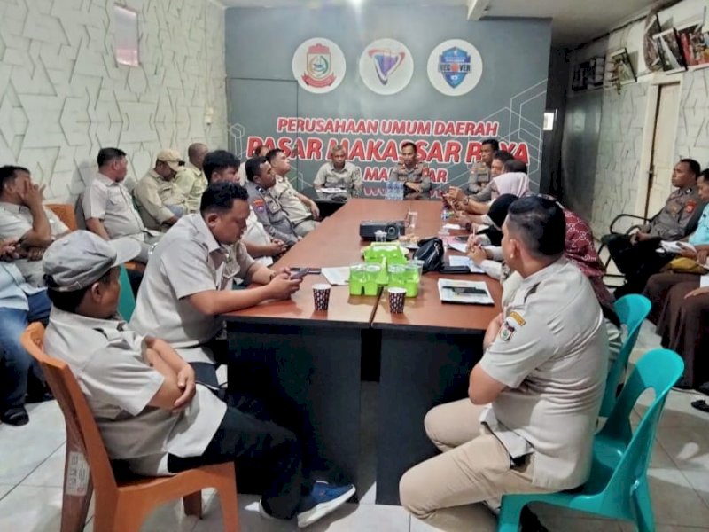 Polda Sulsel Bidang Pembinaan Ketertiban Masyarakat melakukan pertemuan dengan Perumda Pasar Makassar membahas terkait antisipasi keamanan dan ketertiban di setiap pasar, Senin (04/03/2024). @Jejakfakta/dok. Humas Perumda Makassar Raya