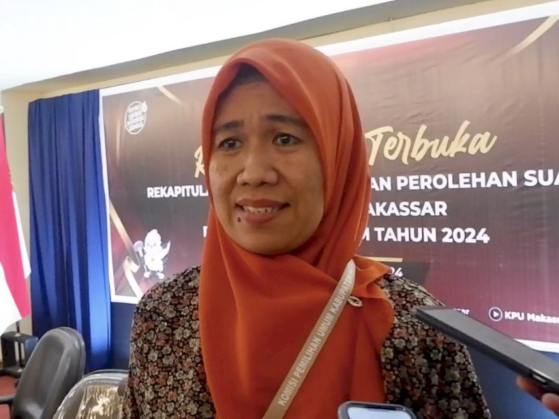  Anggota Komisi Pemilihan Umum (KPU) Kota Makassar, Sri Wahyuningsih memberikan keterangan terkait keterlambatan rekapitulasi di dua kecamatan. @Jejakfakta/Atri