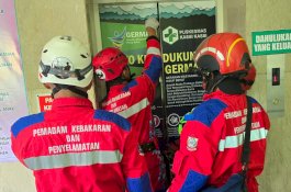 Damkar Makassar Sigap Selamatkan Ibu Terjebak Lift di Puskesmas Kassi Kassi