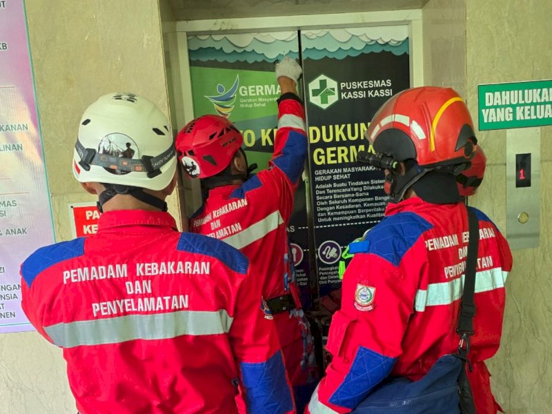 Dinas Pemadam Kebakaran (Damkar) Kota Makassar, sedang  menyelamatkan seorang ibu yang terjebak di lift Puskesmas Kassi Kassi, Senin (4/3/2024). @Jejakfakta/dok. Damkar Makassar