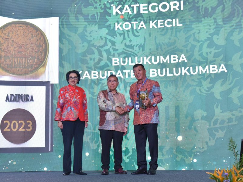 Bupati Bulukumba Andi Muchtar Ali Yusuf menerima Piala Adipura tahun 2023 di Gedung Manggala Wanabakti Kementerian Lingkungan Hidup dan Kehutanan Jakarta Pusat, Selasa (5/3/2024). @Jejakfakta/dok. Humas Pemkab Bulukumba
