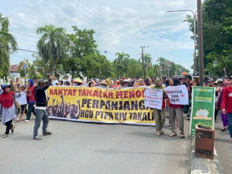 Ratusan petani dari 8 Desa/Kelurahan di Kecamatan Polongbangkeng Utara bersama Gerakan Rakyat Anti Monopoli Tanah (GRAMT) menggelar aksi penolakan perpanjangan Hak Guna Usaha (HGU) PTPN XIV Takalar di Kantor Bupati Takalar dan BPN Takalar, Selasa (5/4/2024). @Jejakfakta/dok. LBH Makassar