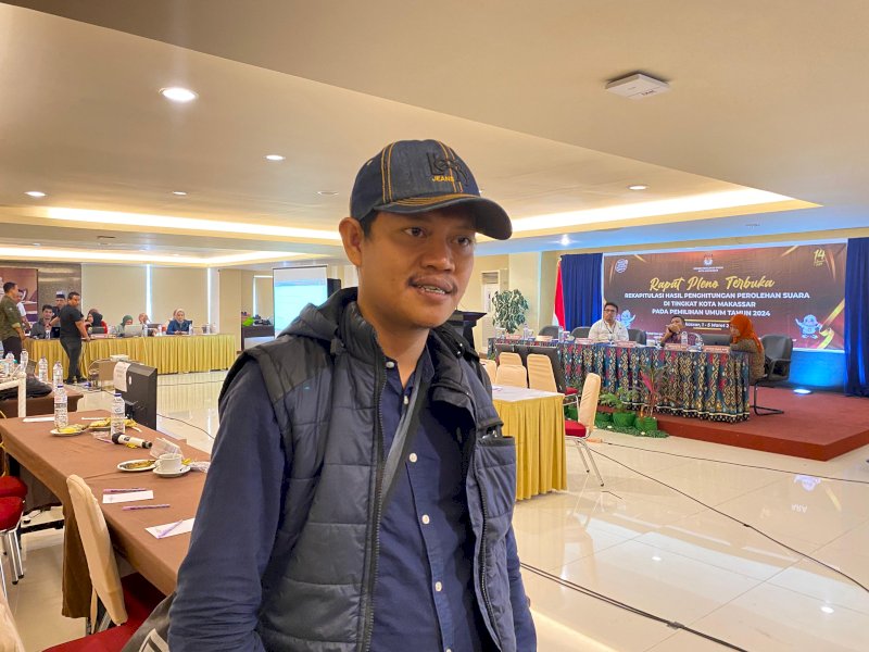 Salah satu saksi dari partai politik (parpol) PDI Perjuangan, Ari mengungkapkan terjadi dugaan penggelembungan suara di 2 TPS di Biringkanaya di sela-sela rapat rekapitulasi kota Makassar, Selasa (5/3/2024). @Jejakfakta/Atri