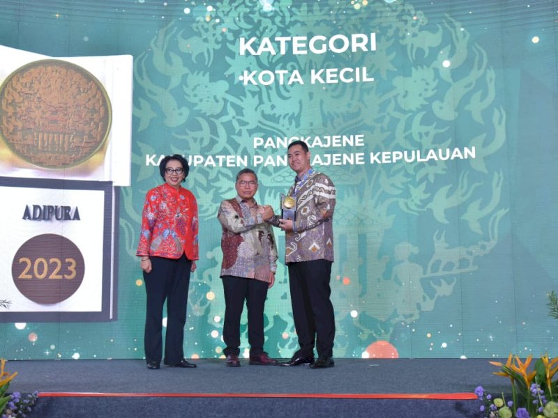 Bupati Pangkep, Muhammad Yusran Lalogau (MYL) menerima Piala Adipura yang diserahkan oleh Wakil Menteri LHK, Aule Dohong di Gedung Manggala Wanabhakti, Jakarta, Selasa (5/3/2024). @Jejakfakta/Humas Pemkab Pangkep