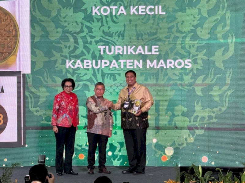 Bupati Maros, HAS Chaidir Syam enerima penghargaan Piala Adipura dari KLHK untuk kategori kota kecil di di Gedung Manggala Wanabakti, KLHK  Jakarta, Selasa (5/3/2024).  @Jejakfakta/dok. DisKominfo-SP Maros