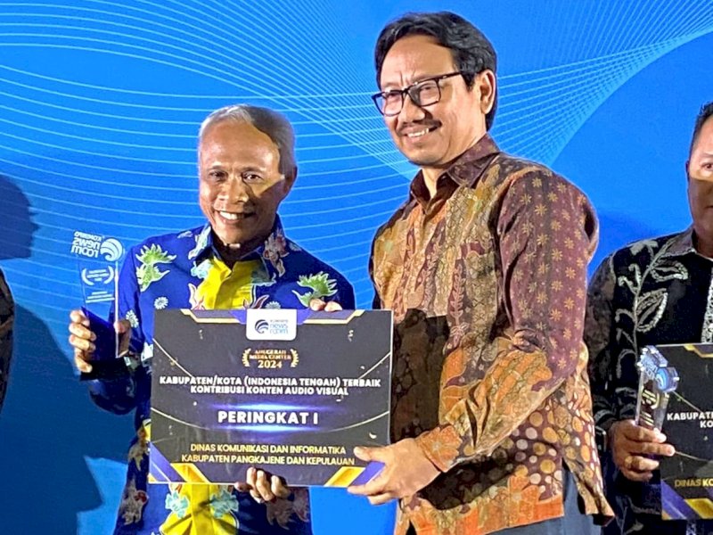 Wakil Bupati Pangkep, Syahban Sammana menerima penghargaan oleh Wakil Menteri Komunikasi dan Informatika (Wamenkominfo) Nezar Patria di Trans Convention Center, Kota Bandung, Jawa Barat, Selasa (5/3/2024) malam. @Jejakfakta/dok. Pemkab Pangkep