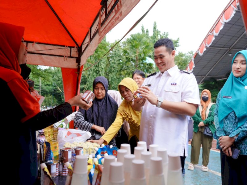 Bupati Pangkep, Muhammad Yusran Lalogau (MYL) memantau langsung pelaksanaan pasar pangan murah di alun-alun Citra Mas, Pangkajene, Rabu (6/3/2024). @Jejakfakta/dok. Humas Pemkab Pangkep