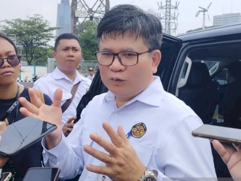 Plt Dirjen EBTKE Kementerian ESDM Jisman P Hutajulu memberikan keterangan usai menghadiri peresmian stasiun pengisian hidrogen atau "hydrogen refueling station" (HRS), di Senayan, Jakarta, Rabu (21/2/2024). (Foto: Benardy Ferdiansyah/ANTARA).