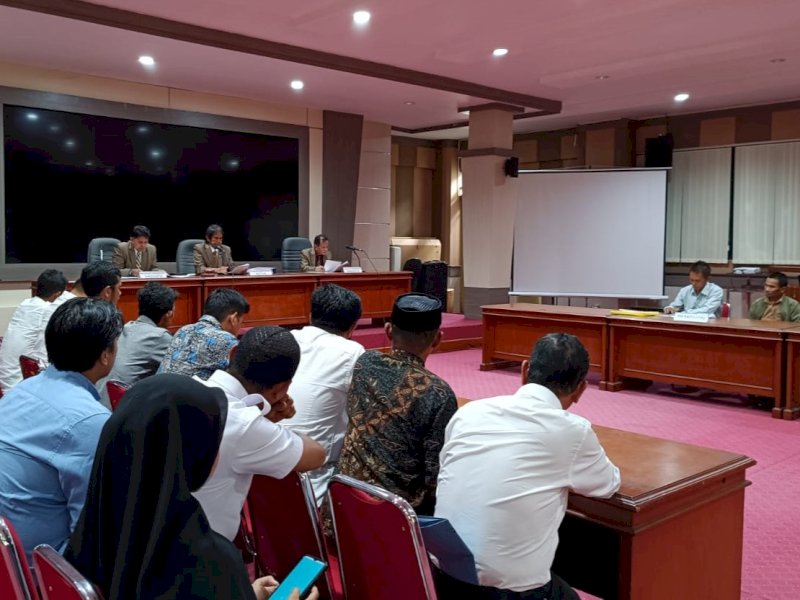 Sidang sengketa informasi yang menghadirkan PKN sebagai Pemohon dan 17 Kepala Desa dari Enrekang sebagai Termohon di Lantai 3, Ruang Sidang Komisi Informasi (KI) Provinsi Sulawesi Selatan di Makassar, Rabu (6/3/2024). @Jejakfakta/dok. Ist.