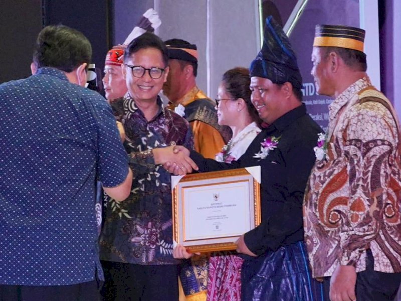 Kepala Dinas Kesehatan, dr. Amrullah menerima Sertifikat Bebas Frambusia dari Menteri Kesehatan Budi Gunadi Sadikin dalam acara Hari NTD Sedunia 2024 (Neglected Tropical Diseases), di Hotel Grand Sahid Jaya Jakarta, Rabu (6/3/2024). @Jejakfakta/dok. Humas Pemkab Bulukumba