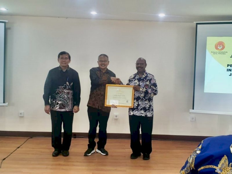  Sekretaris Daerah Muh.Ali Saleng menerima penghargaan Indeks Kualitas Pengisian Jabatan Pimpinan Tinggi (JPT) Tahun 2023 kategori Baik dari Komisi Aparatur Sipil Negara (KASN), di Mercure Hotel Kuta Bali, Kamis (7/3/2024). @Jejakfakta/dok. Humas Pemkab Bulukumba