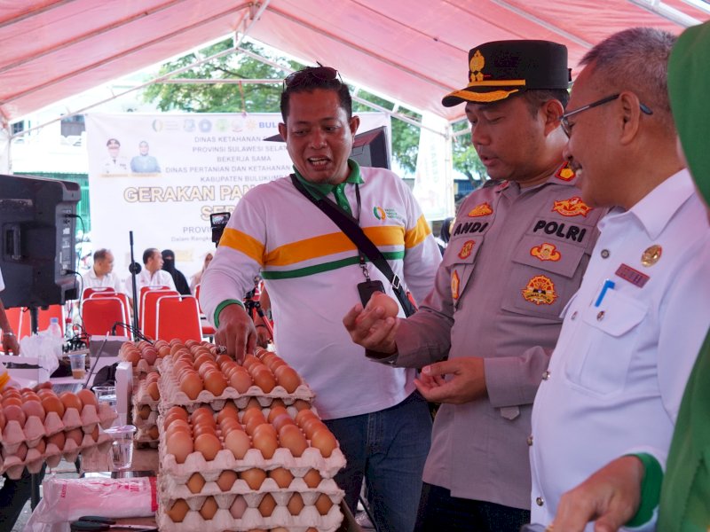 Sekda Bulukumba, Muh Ali Saleng bersama Forkopimda memantau Gerakan Pangan Murah di Taman Kota Eks Pasar Tua, Kelurahan Loka, Kecamatan Ujung Bulu, Bulukumba, Rabu (6/3/2024). @Jejakfakta/Humas Pemkab Bulukumba