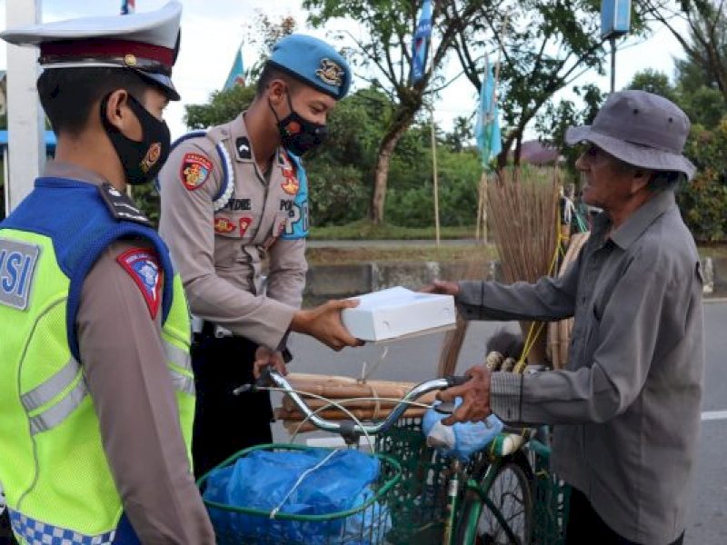 Personel Polri berbagi nasi dos untuk buka puasa Ramadan di Kabupaten Simeulue, Banda Aceh, Rabu (6/4/2022).