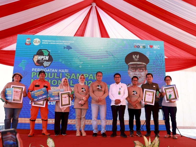Wali Kota Makassar, Moh Ramdhan Pomanto secara langsung menyerahkan piagam penghargaan kepada petugas kebersihan, bank sampah umum, hingga instansi terbaik dalam mengelola sampah, di Anjungan Pantai Losari, Kamis (7/03/2024). @Jejakfakta/dok. Humas Pemkot Makassar