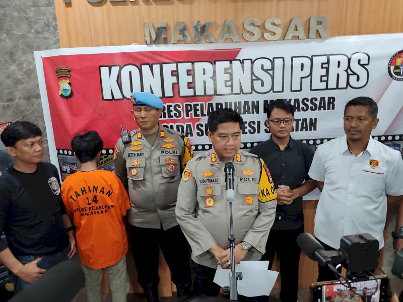 Pelaku berinisial MF (17) ditetapkan sebagai tersangka di Polres Pelabuhan Makassar, Jumat (8/3/2024). MF terbukti melakukan pembunuhan. @Jejakfakta/Samsir