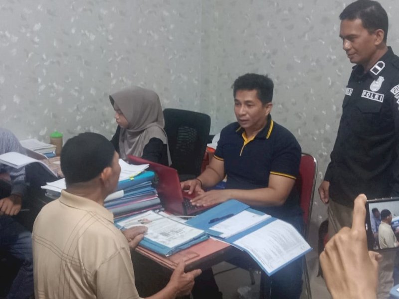 MA (73) diringkus polisi usai diduga melakukan pencabulan terhadap dua orang anak dibawah umur di Gowa, Jumat (8/3/2024). @Jejakfakta/Samsir