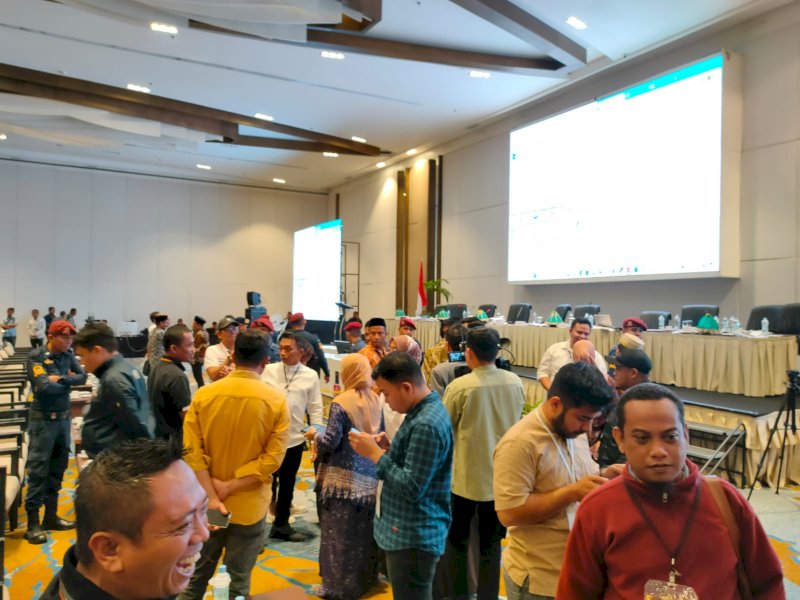 Proses rekapitulasi suara suara dari Kabupaten Gowa di tingkat KPU Provinsi Sulsel ditunda, saksi dari partai NasDem meminta pertanggung jawaban atas hilangnya ribuan suara partai. @Jejakfakta/Atri