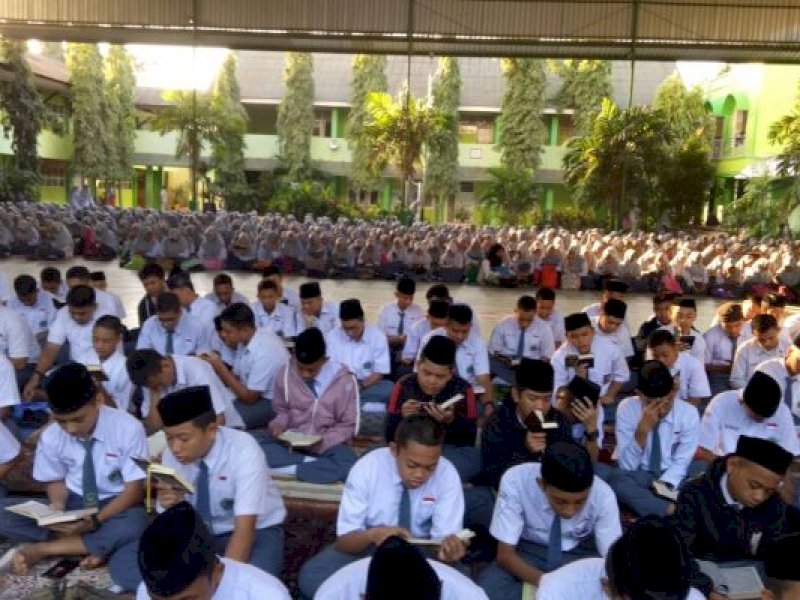 Siswa Madrasah Aliyah Negeri 2 (MAN 2) Model Makassar tadarus usai salat duha berjamaah, sebelum belajar ke ruang kelas masing-masing, Selasa (26/7/2017). (Src: Hariansulsel).