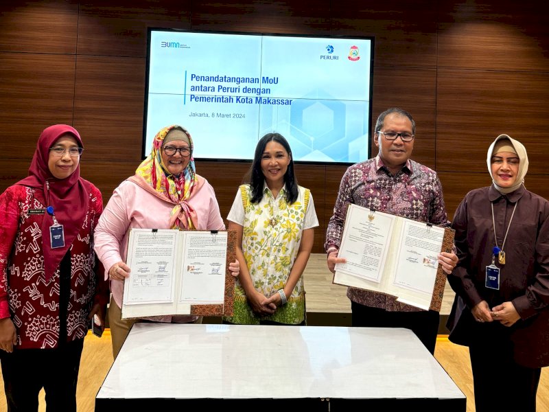Wali Kota Makassar Moh Ramdhan Pomanto bersama Direktur Digital Business Perum Peruri Farah Fitria R  melakukan penandatanganan Nota Kesepakatan (MoU) di Kantor Perum Peruri pada Jumat (8/3/2024). @Jejakfakta/dok. Humas Pemkot Makassar